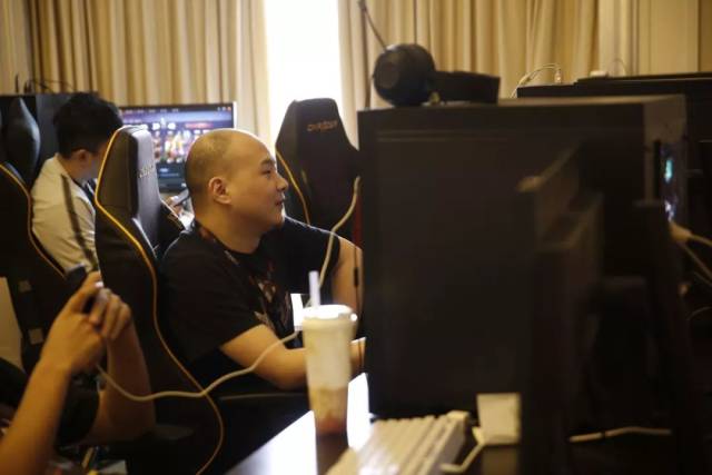 LNG Esports 的首发阵容今天：上路选手 ZIKA ，中路选手 haichao ，下路选手 Photic