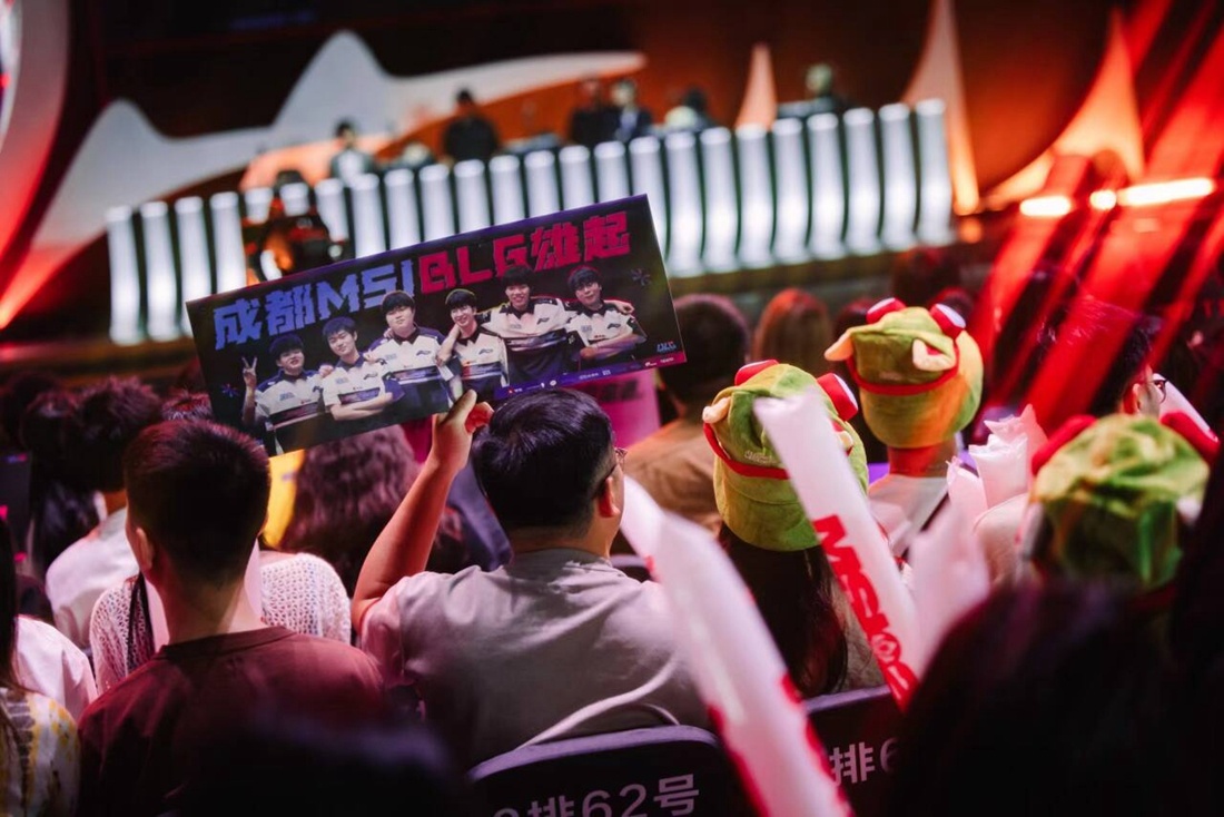 LGD Gaming 恭喜中路选手 xqw 出道两周年：坚定地走在自己的舞台上